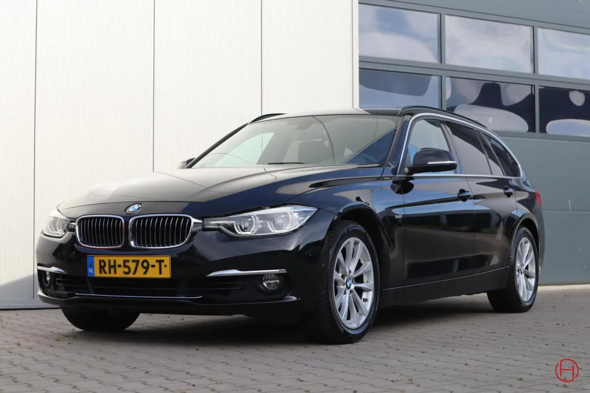 320i Luxury Line / Leder / LED / Stoelverwarming / PDC