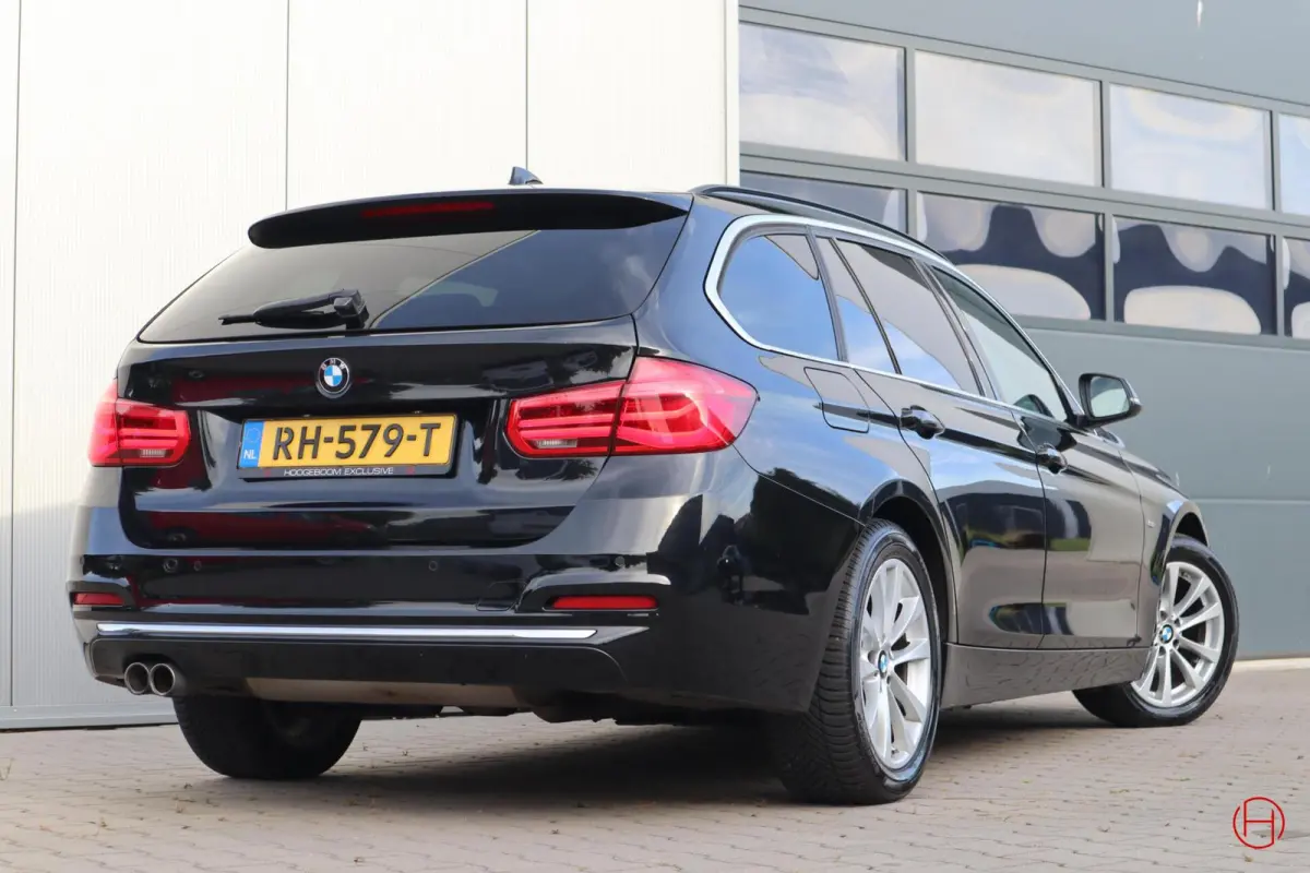 320i Luxury Line / Leder / LED / Stoelverwarming / PDC