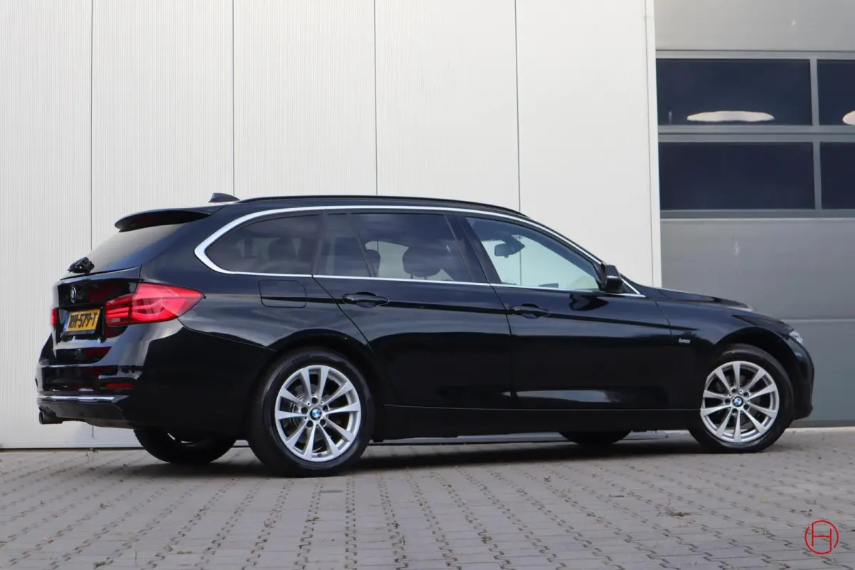320i Luxury Line / Leder / LED / Stoelverwarming / PDC