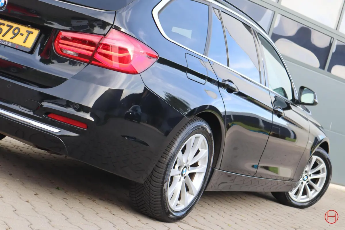 320i Luxury Line / Leder / LED / Stoelverwarming / PDC