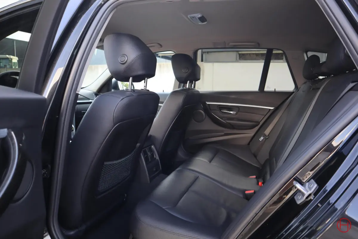 320i Luxury Line / Leder / LED / Stoelverwarming / PDC