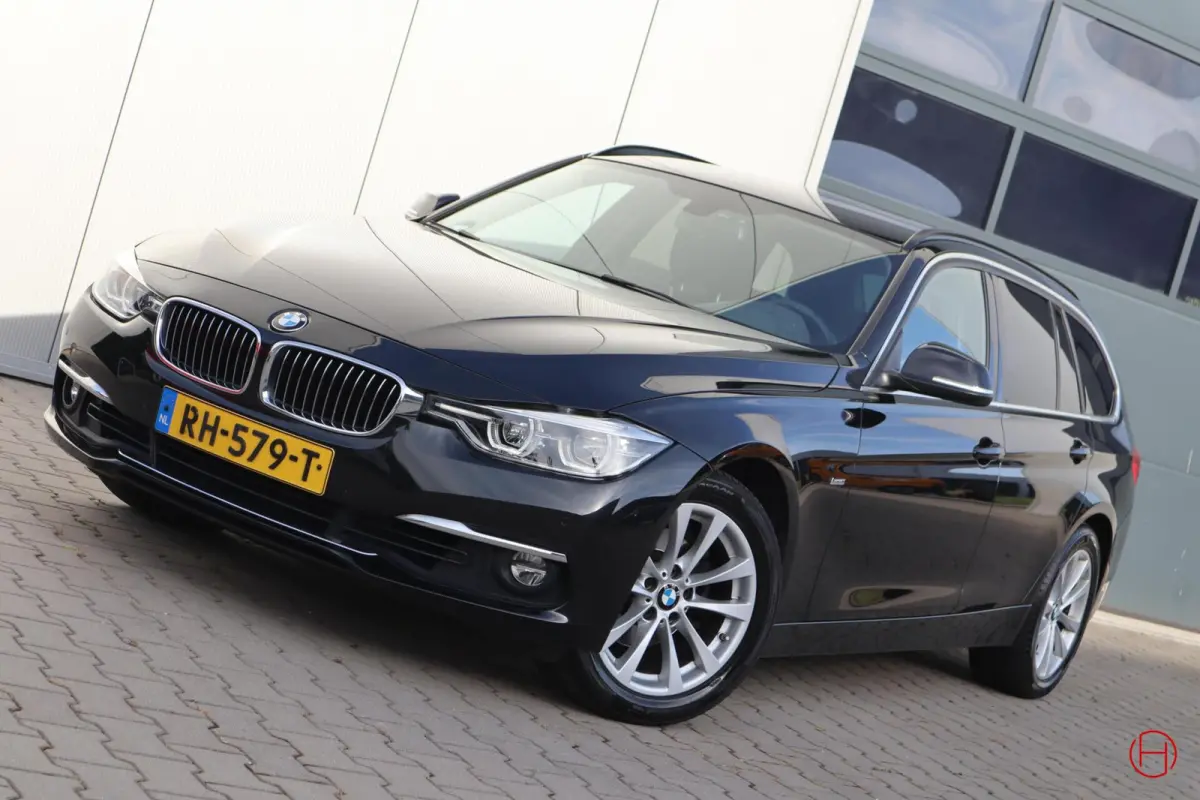 320i Luxury Line / Leder / LED / Stoelverwarming / PDC