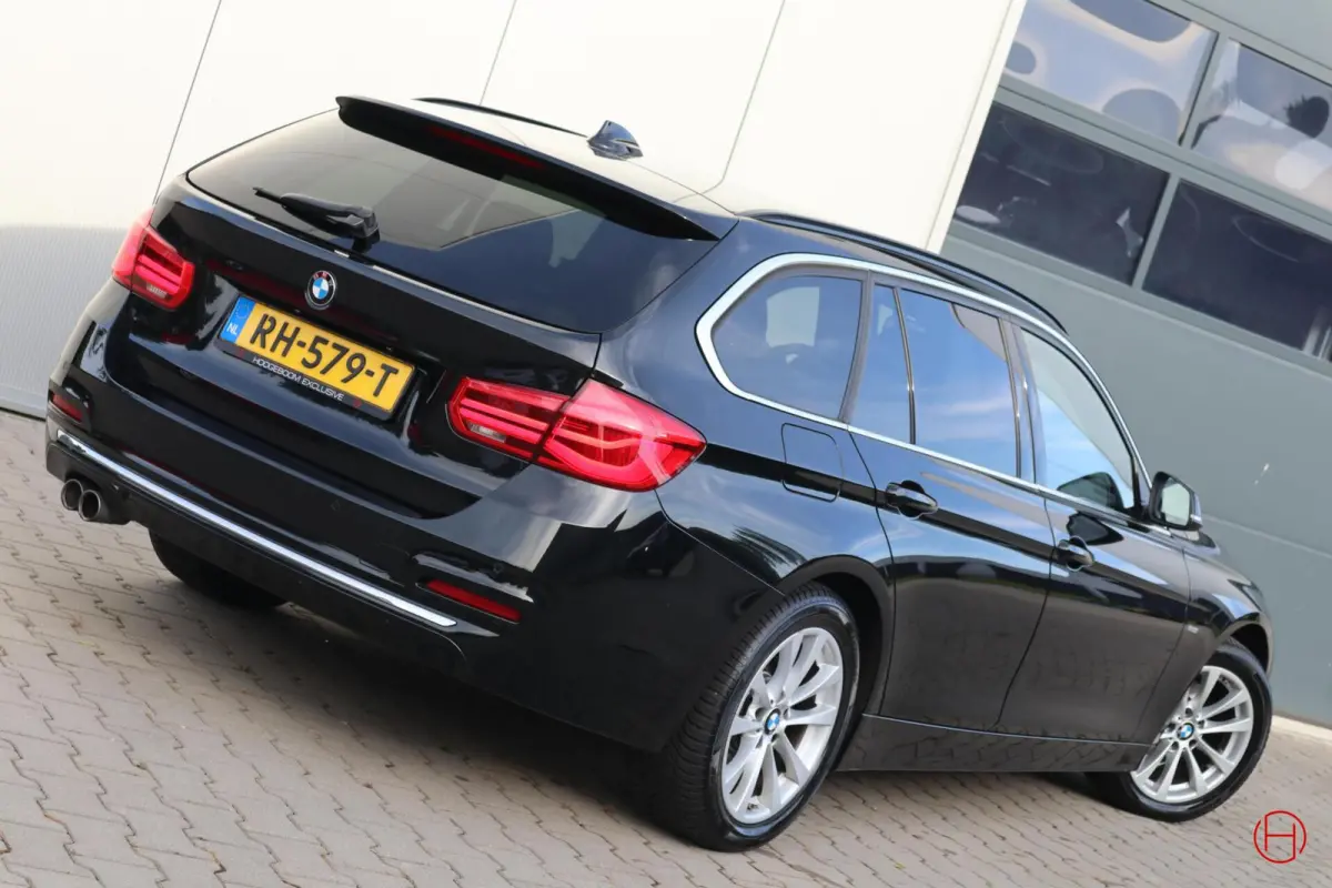 320i Luxury Line / Leder / LED / Stoelverwarming / PDC