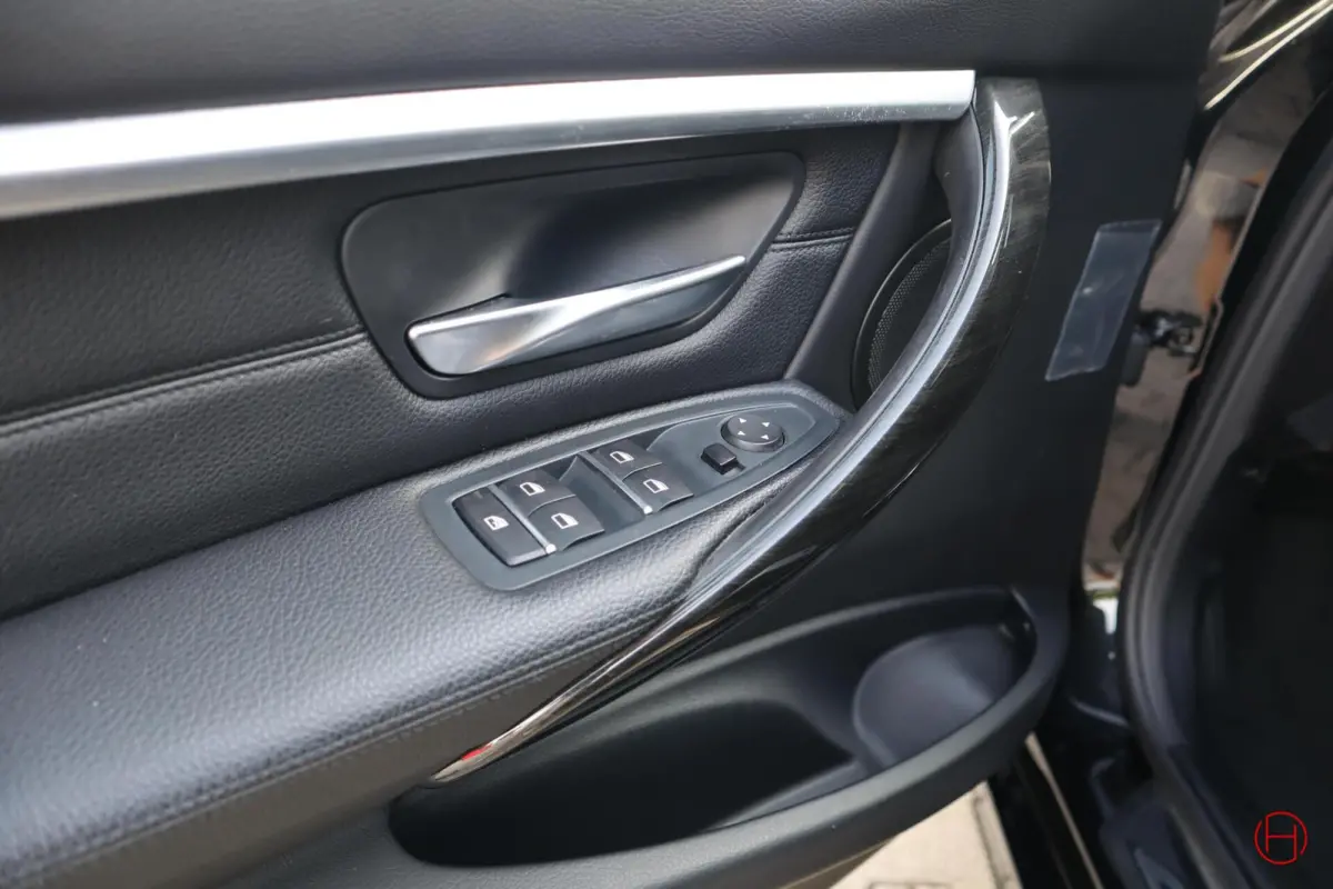 320i Luxury Line / Leder / LED / Stoelverwarming / PDC