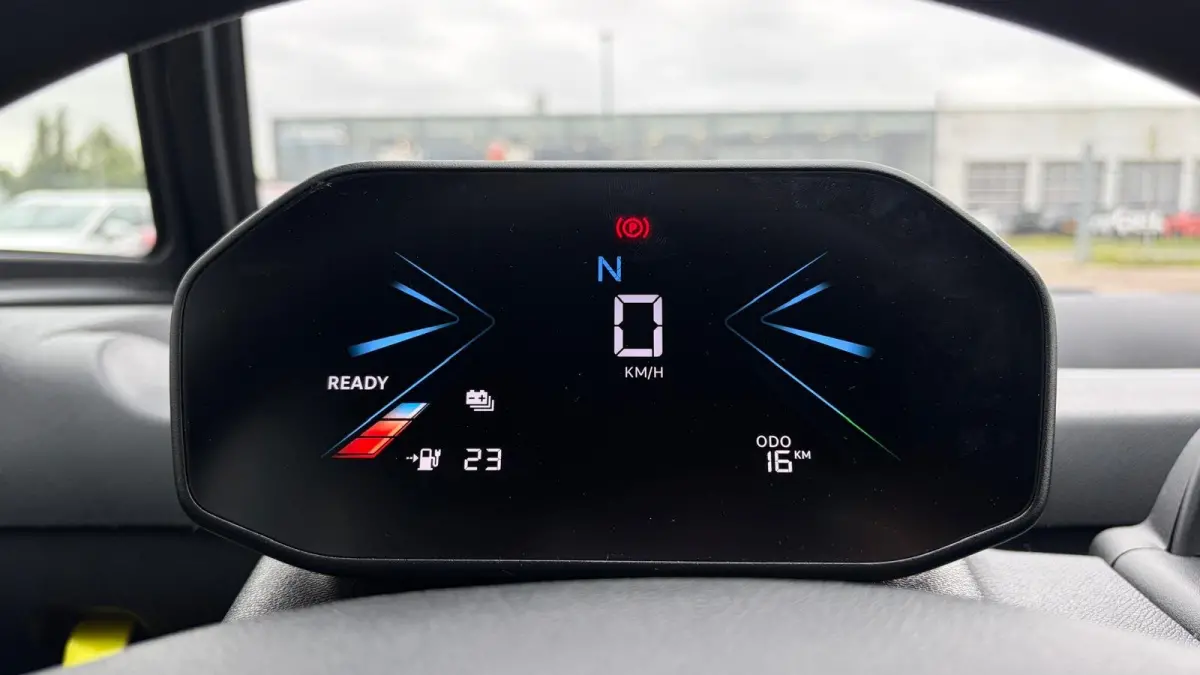 GS | 14" stalen wielen met design-wieldoppen | 220-V laadkabel (geintegreed in zijpaneel passagierszijde) | ConnectBox voor smartphone-koppeling
