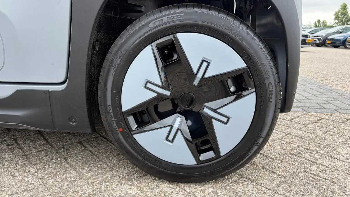 GS | 14" stalen wielen met design-wieldoppen | 220-V laadkabel (geintegreed in zijpaneel passagierszijde) | ConnectBox voor smartphone-koppeling