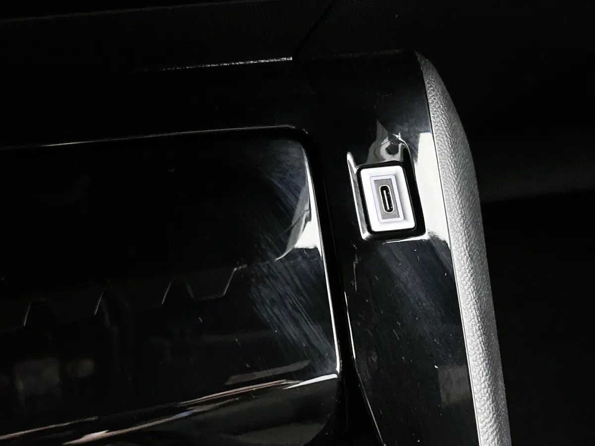 SUV Allure 100pk | Navigatie | Climate Control | Cruise Control | Parkeersensoren v+a | Keyless | Armsteun | Digitaal instrumentenpaneel | Draadloze Apple Carplay / Android Auto + telefoonla
