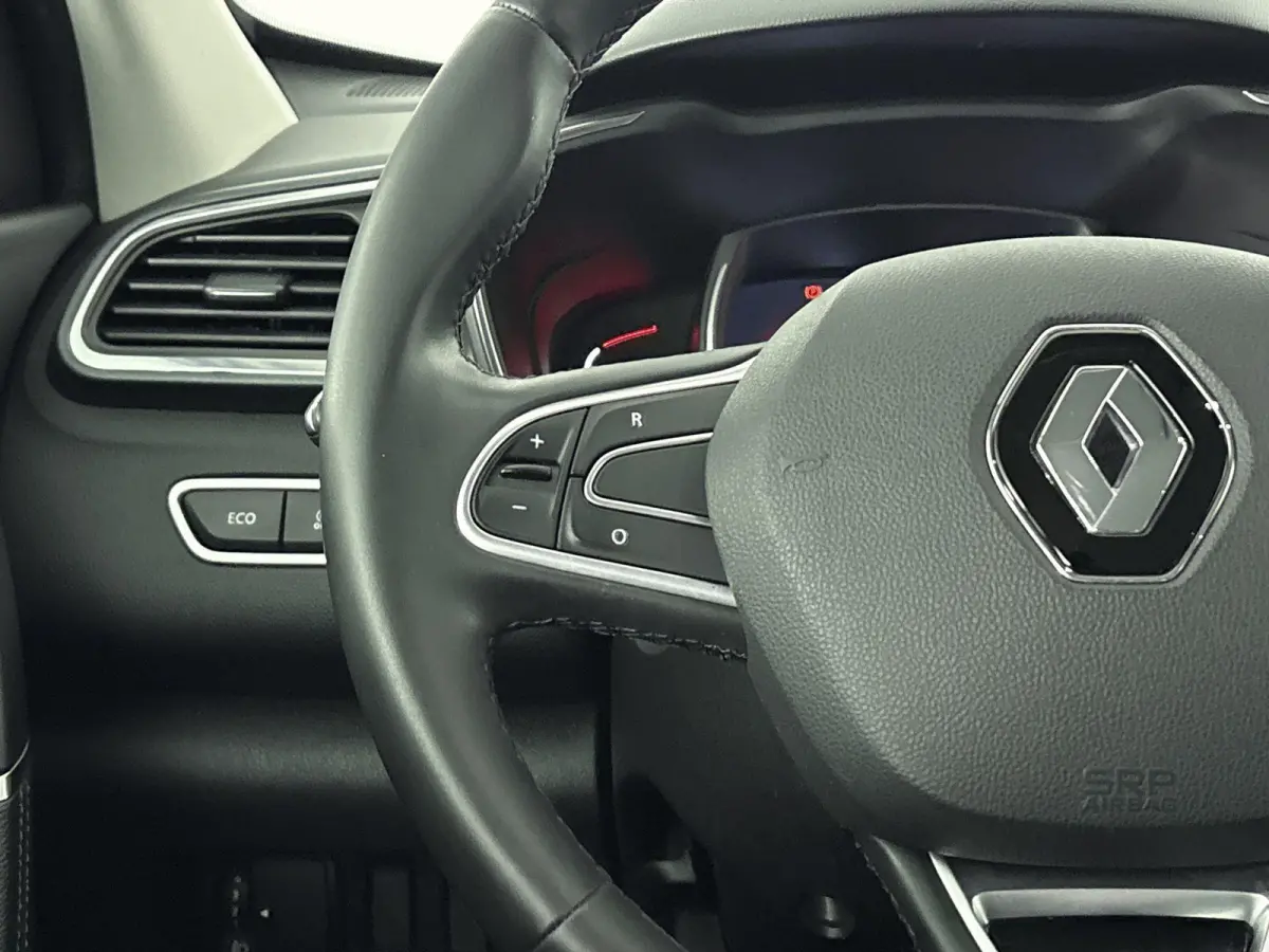 1.3 TCe Intens Airco | Stoelverwarming | Apple Carplay | Android Auto | Cruise Control | Achteruitrijcamera | Bluetooth | Buitenspiegels Elektrisch Inklapbaar | Dakrails | Lederen Stuurwiel 