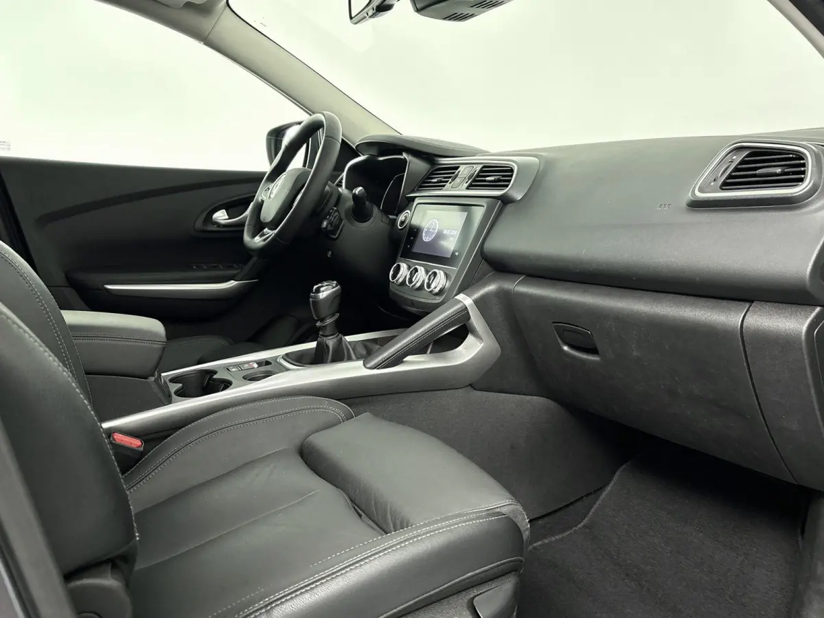 1.3 TCe Intens Airco | Stoelverwarming | Apple Carplay | Android Auto | Cruise Control | Achteruitrijcamera | Bluetooth | Buitenspiegels Elektrisch Inklapbaar | Dakrails | Lederen Stuurwiel 