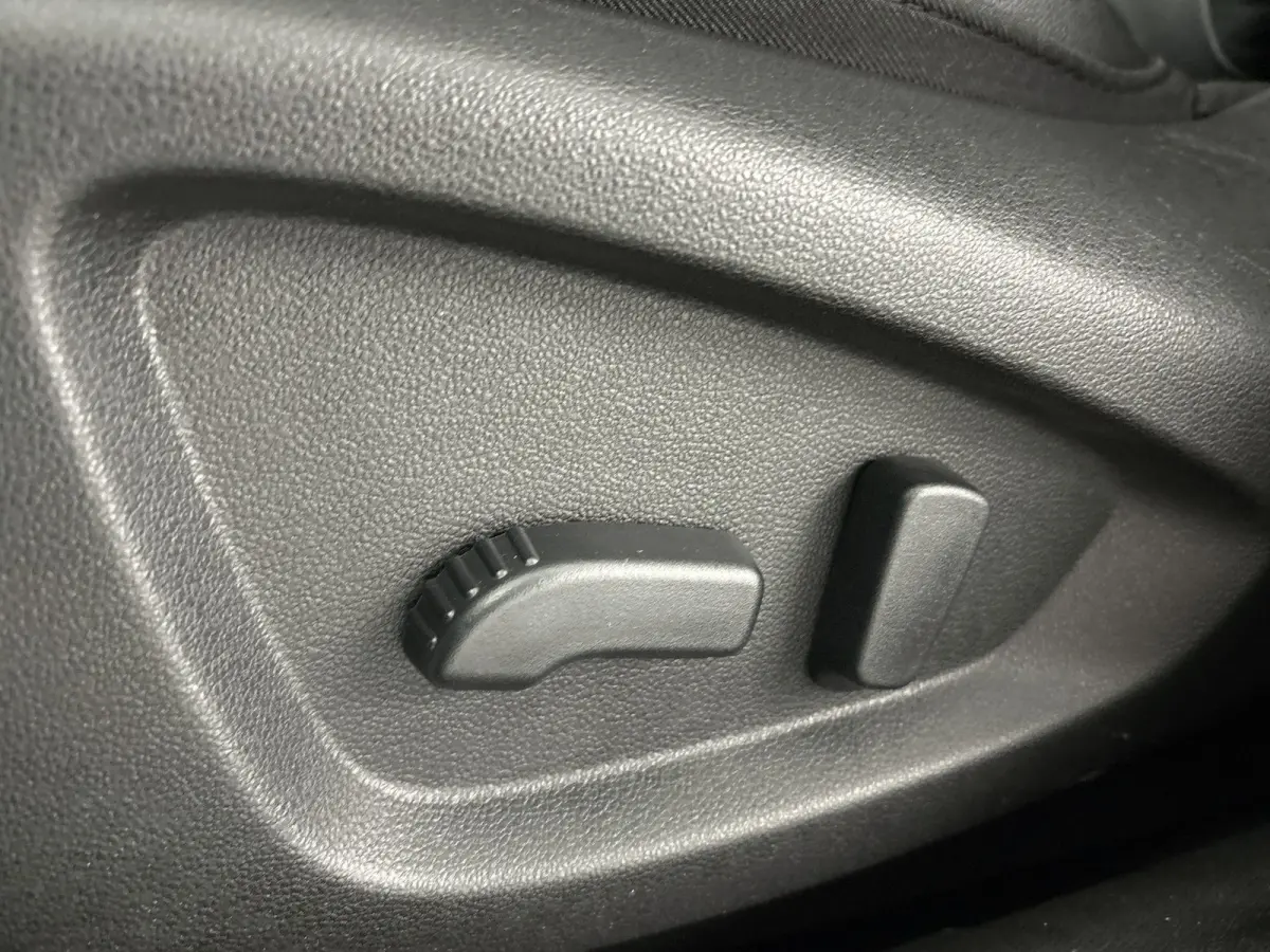 1.3 TCe Intens Airco | Stoelverwarming | Apple Carplay | Android Auto | Cruise Control | Achteruitrijcamera | Bluetooth | Buitenspiegels Elektrisch Inklapbaar | Dakrails | Lederen Stuurwiel 