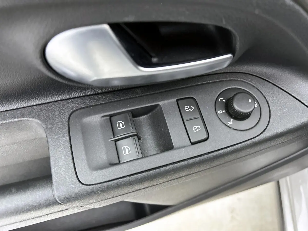 Up! 1.0 CROSS UP! 75 PK | Automaat | Stoelverwarming | Climatronic (Automatische Airco) | All Season Banden | Lichtmetalen Velgen | Parkeersensoren | Camera