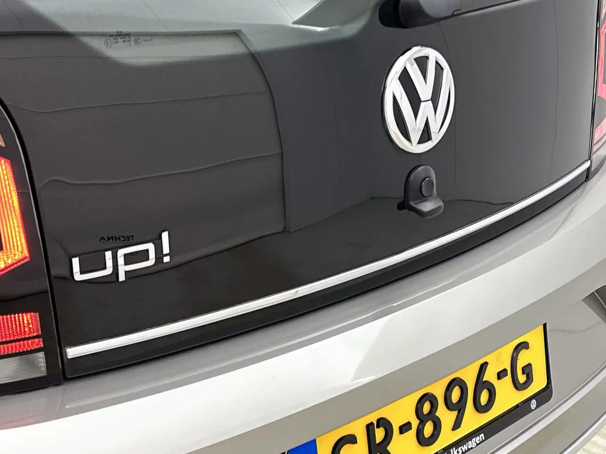 Up! 1.0 CROSS UP! 75 PK | Automaat | Stoelverwarming | Climatronic (Automatische Airco) | All Season Banden | Lichtmetalen Velgen | Parkeersensoren | Camera