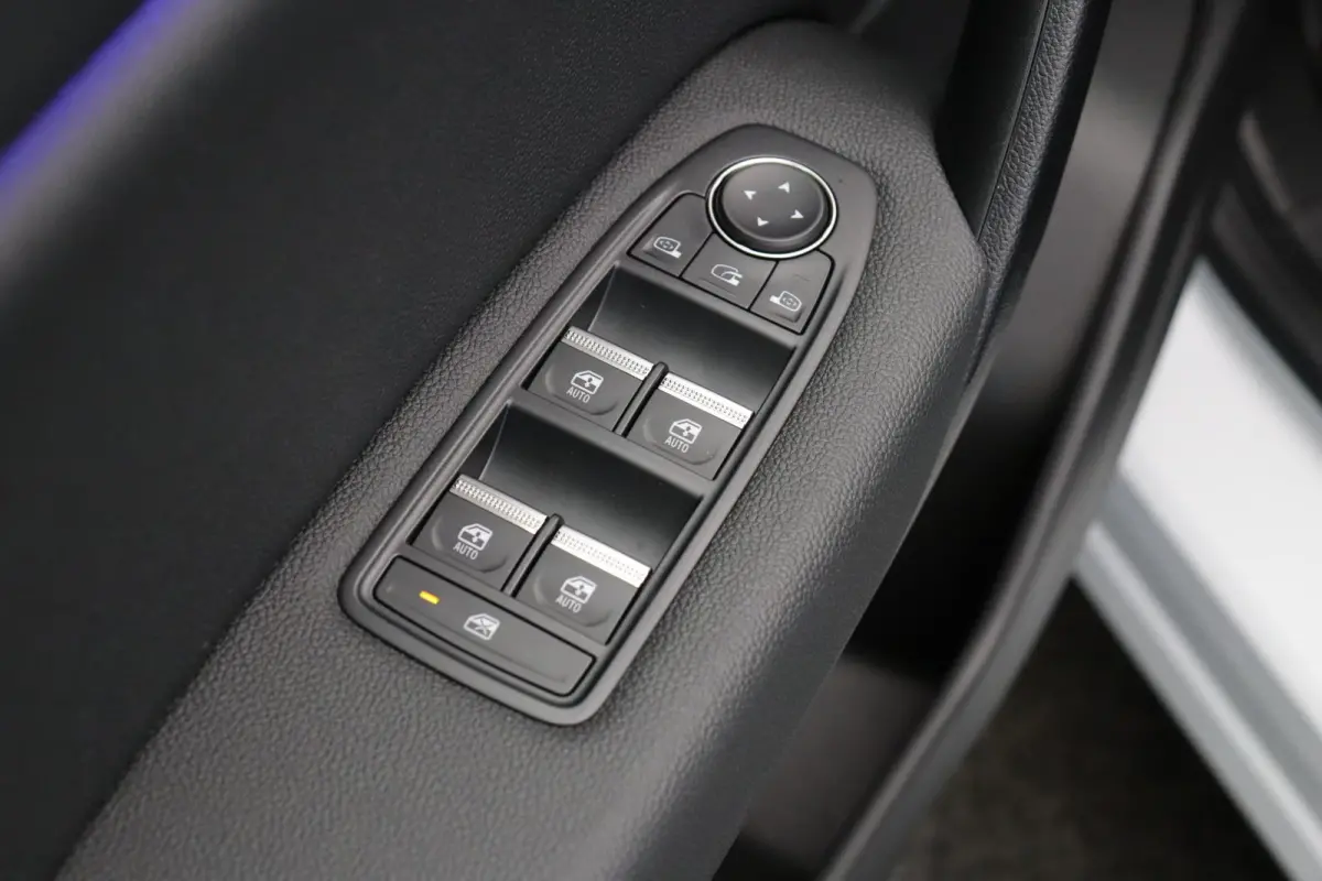 1.8 HEV Instyle | Panoramadak | Stoel, Stuur en voorruitverwarming | Lederen bekleding | Elektrische achterklep | Ronomzicht camera | Elektrisch verstelbarre best. stoel |