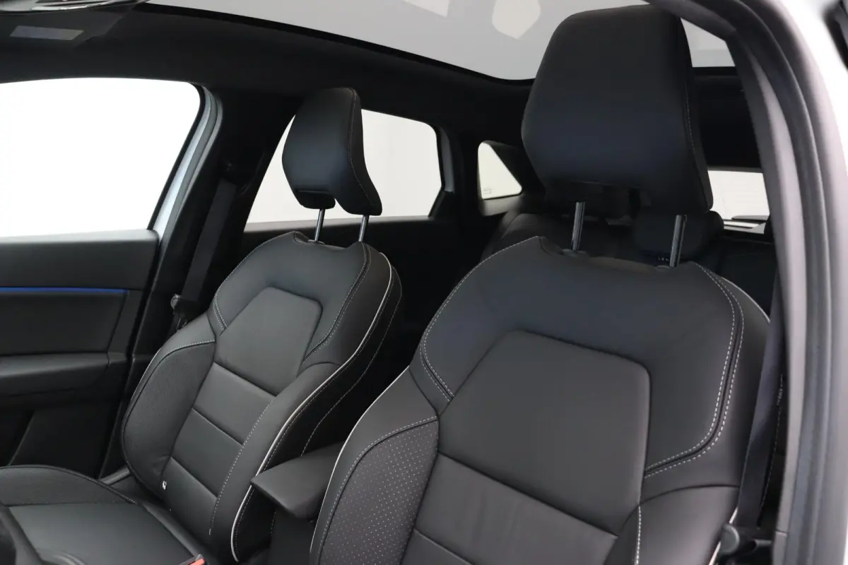 1.8 HEV Instyle | Panoramadak | Stoel, Stuur en voorruitverwarming | Lederen bekleding | Elektrische achterklep | Ronomzicht camera | Elektrisch verstelbarre best. stoel |