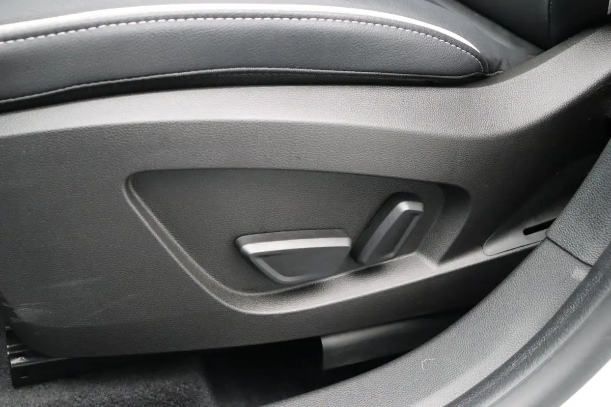 1.8 HEV Instyle | Panoramadak | Stoel, Stuur en voorruitverwarming | Lederen bekleding | Elektrische achterklep | Ronomzicht camera | Elektrisch verstelbarre best. stoel |