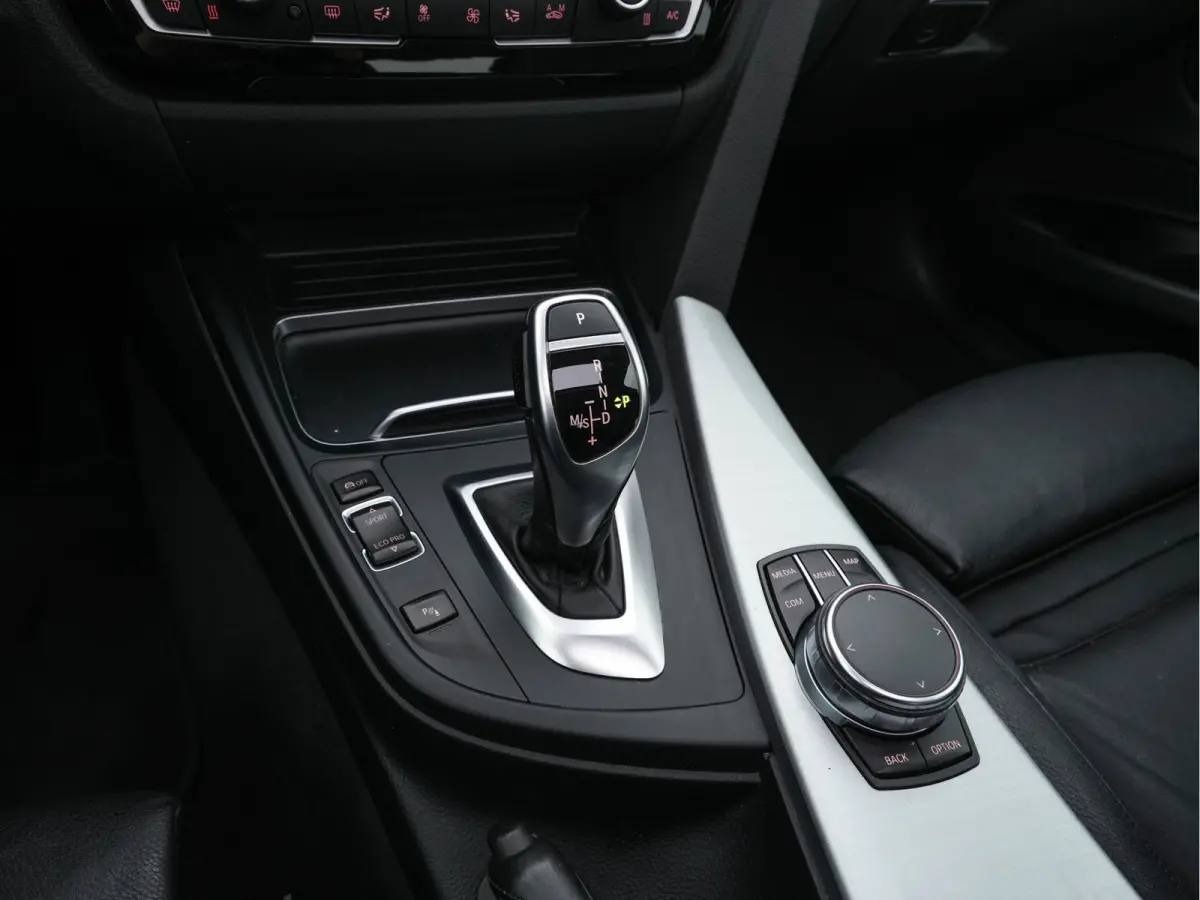 320i M-Sportpack High-Executive Aut. *PANO | LEATHER | FULL-LED | NAVI-FULLMAP | HEATED-SPORTSEATS | HIFI-SOUND | SHIFTPADDLES | ECC | PDC | CRUISE | 19''ALU*