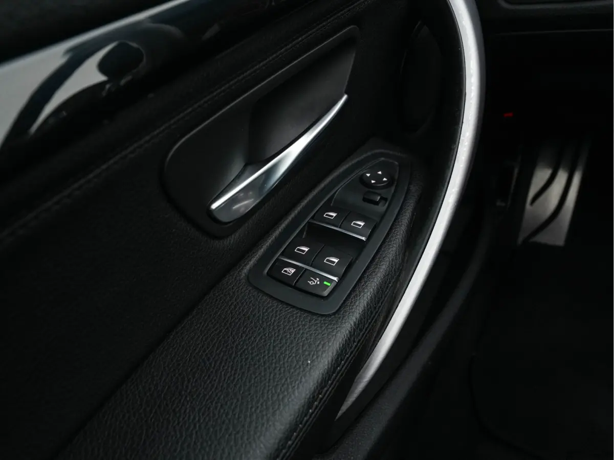 320i M-Sportpack High-Executive Aut. *PANO | LEATHER | FULL-LED | NAVI-FULLMAP | HEATED-SPORTSEATS | HIFI-SOUND | SHIFTPADDLES | ECC | PDC | CRUISE | 19''ALU*