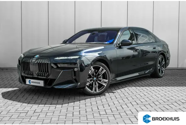 xDrive60 106 kWh 545 PK | Skylounge Panorama Dak | Achteras besturing | Elektrische deuren | Stoelmassage voor + achter |