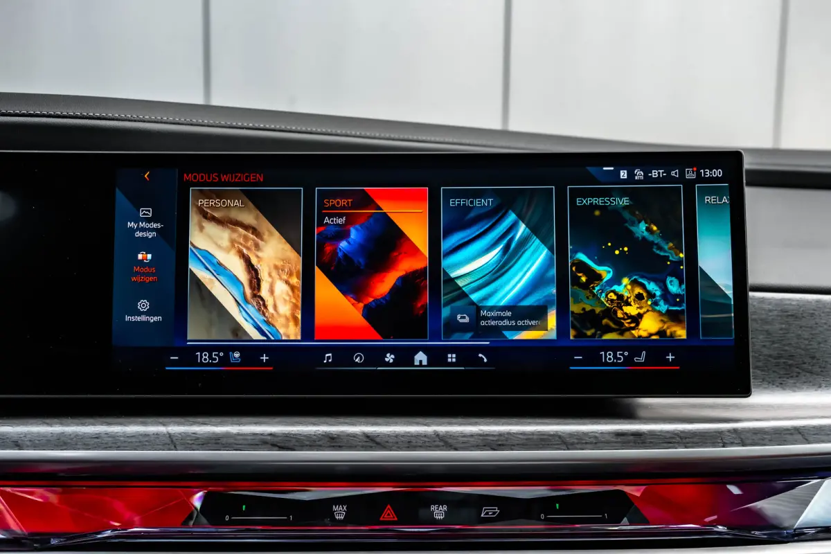 xDrive60 106 kWh 545 PK | Skylounge Panorama Dak | Achteras besturing | Elektrische deuren | Stoelmassage voor + achter |