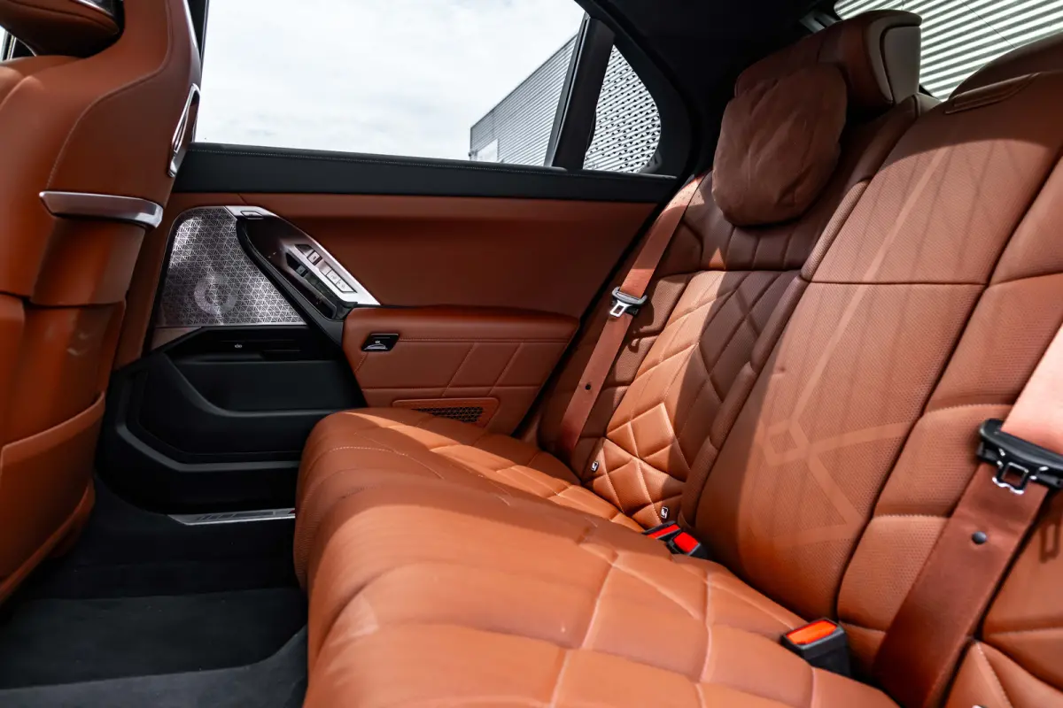 xDrive60 106 kWh 545 PK | Skylounge Panorama Dak | Achteras besturing | Elektrische deuren | Stoelmassage voor + achter |