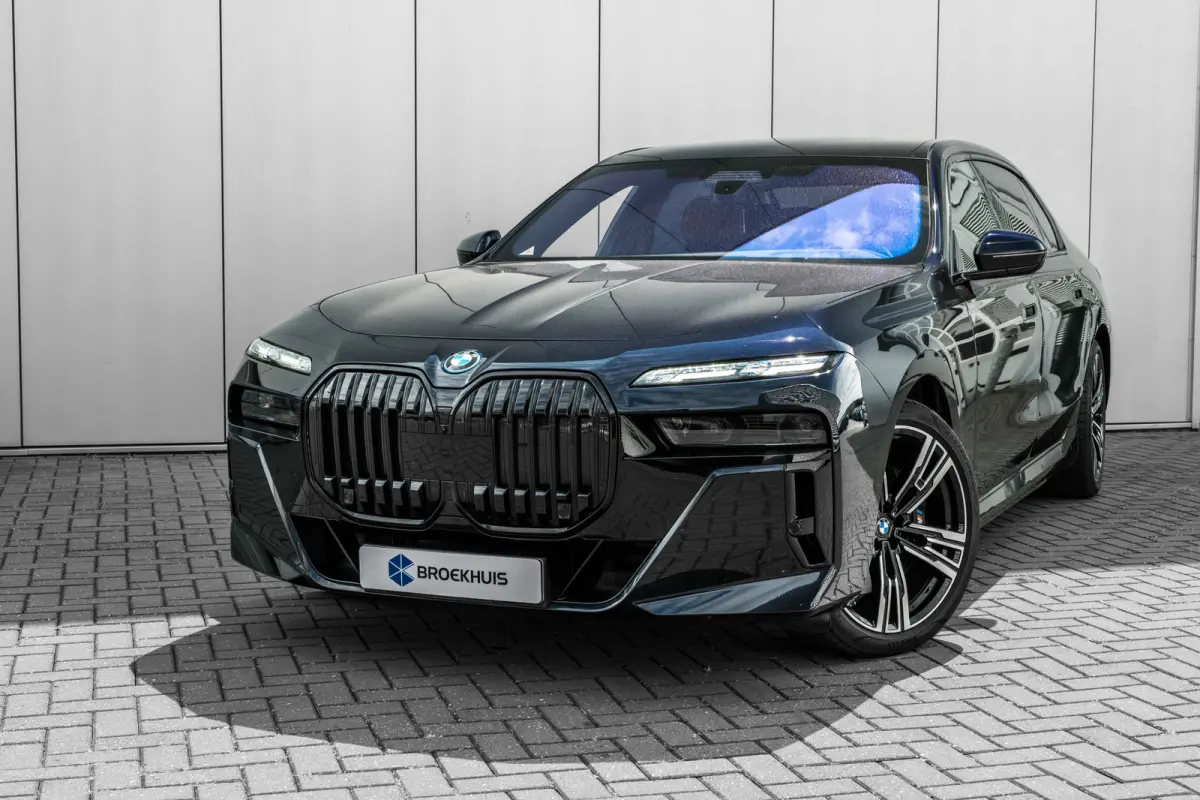 xDrive60 106 kWh 545 PK | Skylounge Panorama Dak | Achteras besturing | Elektrische deuren | Stoelmassage voor + achter |