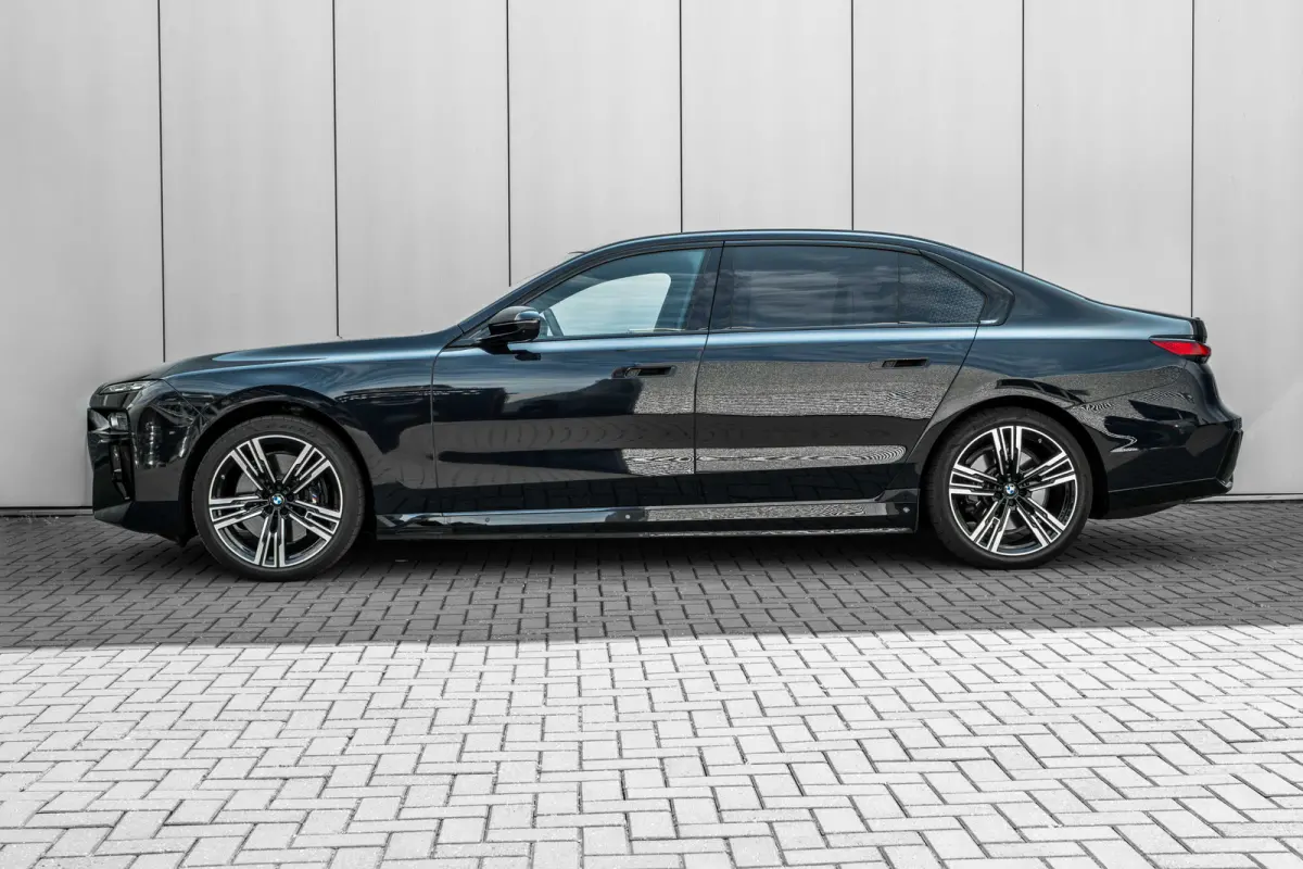 xDrive60 106 kWh 545 PK | Skylounge Panorama Dak | Achteras besturing | Elektrische deuren | Stoelmassage voor + achter |