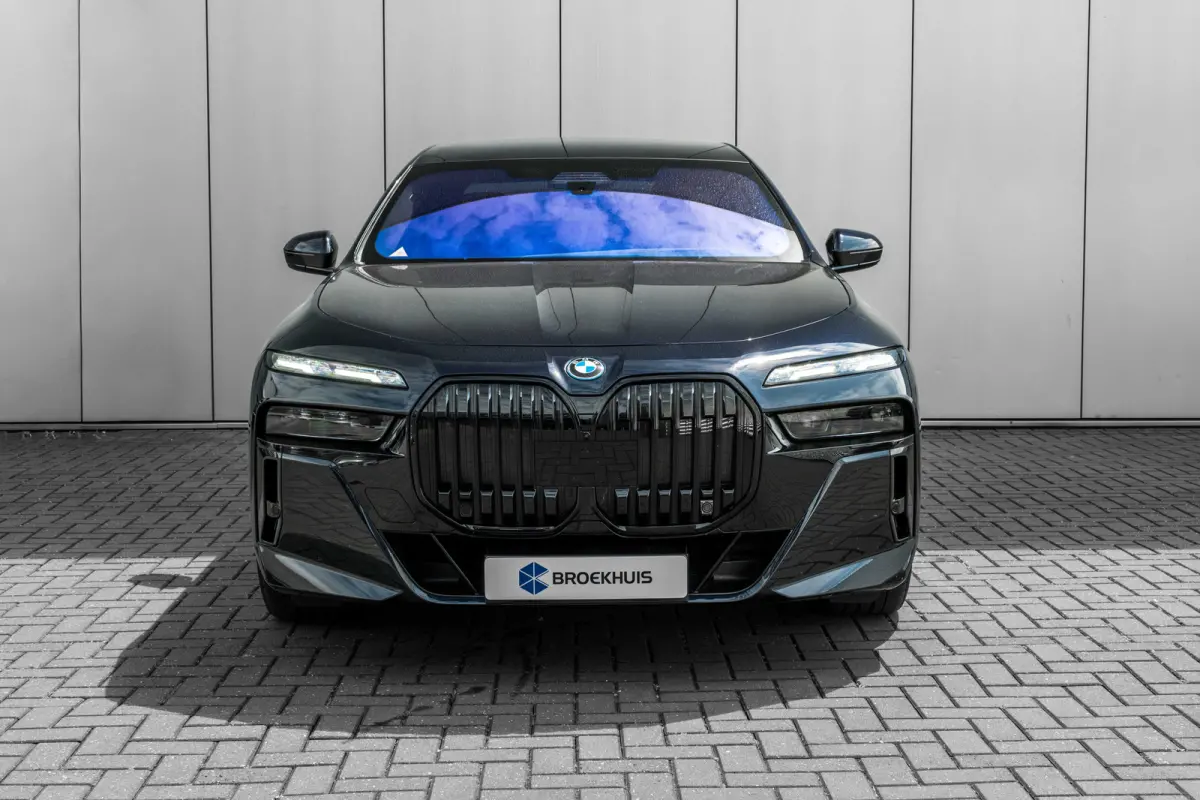 xDrive60 106 kWh 545 PK | Skylounge Panorama Dak | Achteras besturing | Elektrische deuren | Stoelmassage voor + achter |