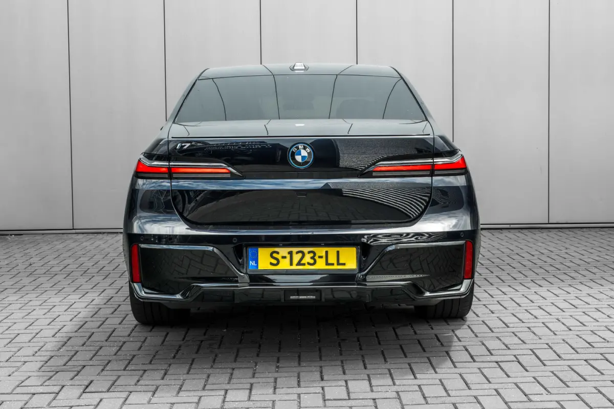 xDrive60 106 kWh 545 PK | Skylounge Panorama Dak | Achteras besturing | Elektrische deuren | Stoelmassage voor + achter |