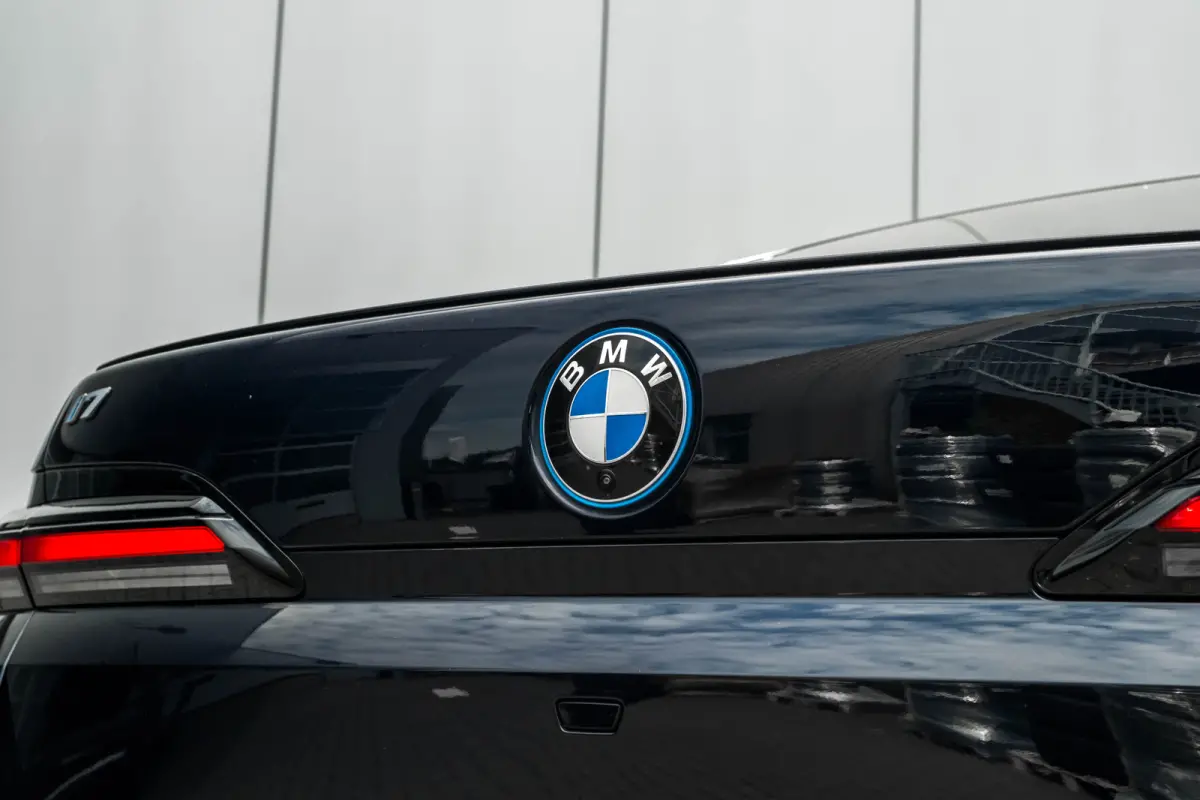 xDrive60 106 kWh 545 PK | Skylounge Panorama Dak | Achteras besturing | Elektrische deuren | Stoelmassage voor + achter |