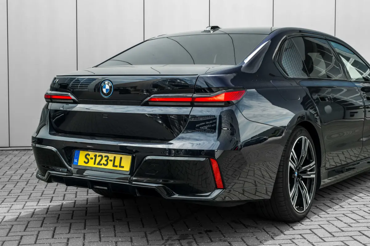 xDrive60 106 kWh 545 PK | Skylounge Panorama Dak | Achteras besturing | Elektrische deuren | Stoelmassage voor + achter |