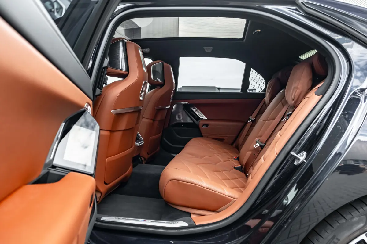 xDrive60 106 kWh 545 PK | Skylounge Panorama Dak | Achteras besturing | Elektrische deuren | Stoelmassage voor + achter |