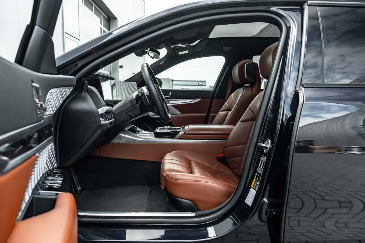 xDrive60 106 kWh 545 PK | Skylounge Panorama Dak | Achteras besturing | Elektrische deuren | Stoelmassage voor + achter |