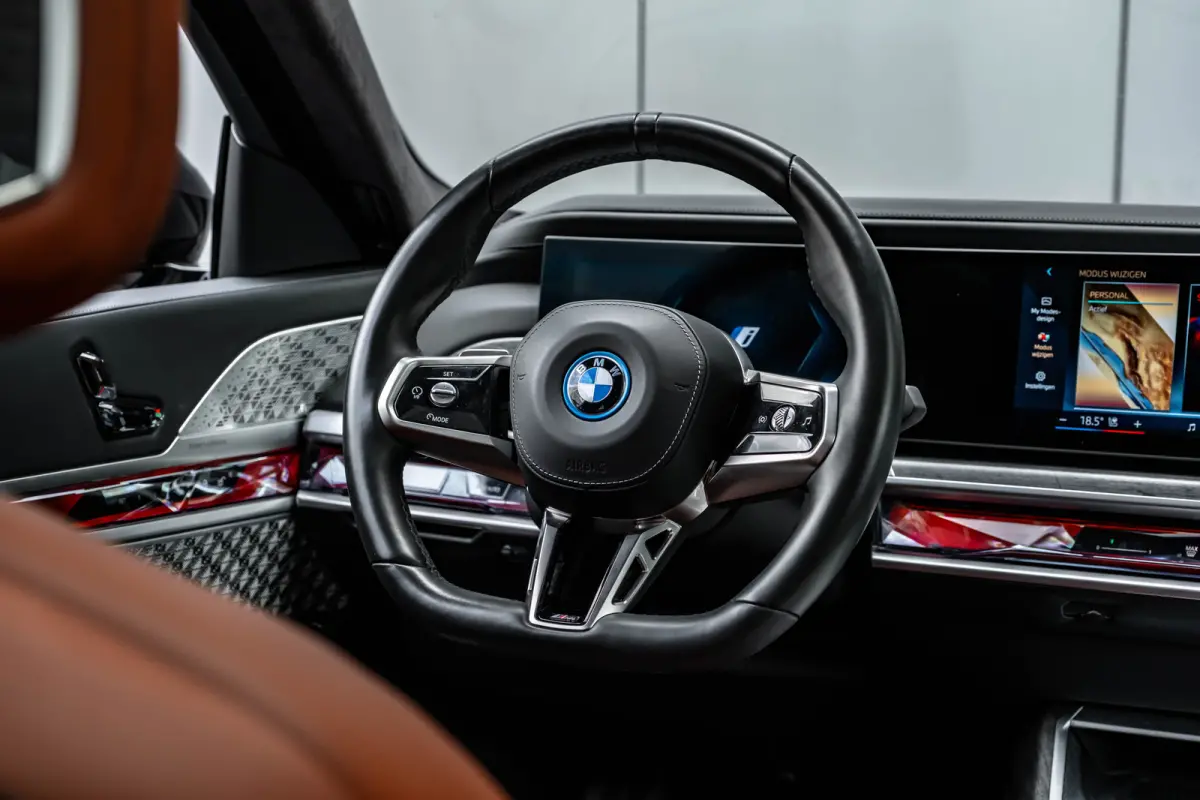 xDrive60 106 kWh 545 PK | Skylounge Panorama Dak | Achteras besturing | Elektrische deuren | Stoelmassage voor + achter |