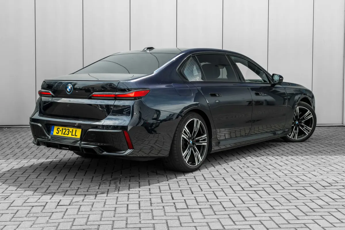 xDrive60 106 kWh 545 PK | Skylounge Panorama Dak | Achteras besturing | Elektrische deuren | Stoelmassage voor + achter |