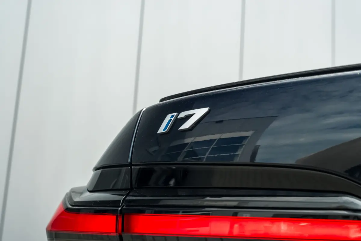 xDrive60 106 kWh 545 PK | Skylounge Panorama Dak | Achteras besturing | Elektrische deuren | Stoelmassage voor + achter |