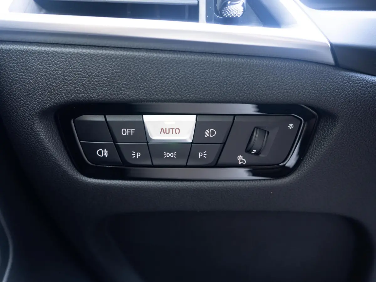 220i | M Sportpakket Pro | Schuif-/kanteldak | Comfort Access | HiFi System