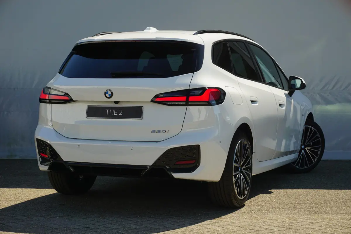 220i | M Sportpakket | Panoramadak | Trekhaak | Harman Kardon | Driving Assistant