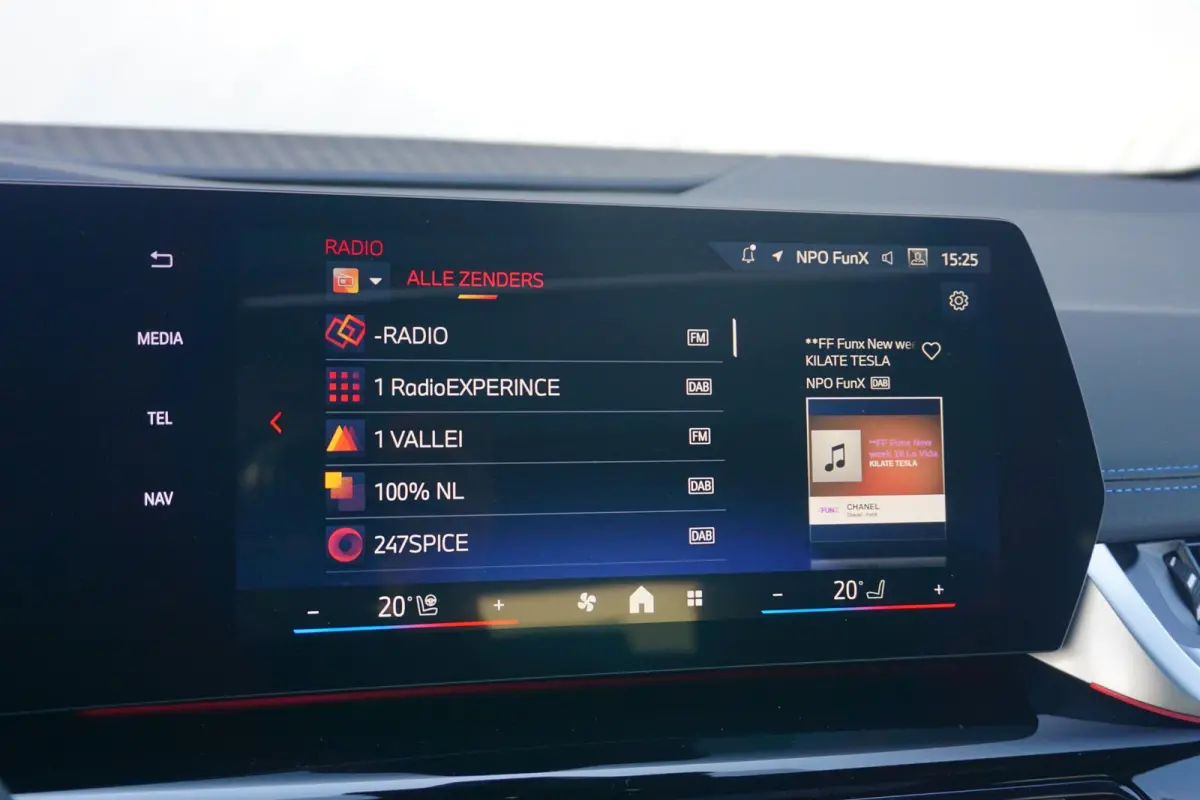 220i | M Sportpakket | Panoramadak | Trekhaak | Harman Kardon | Driving Assistant