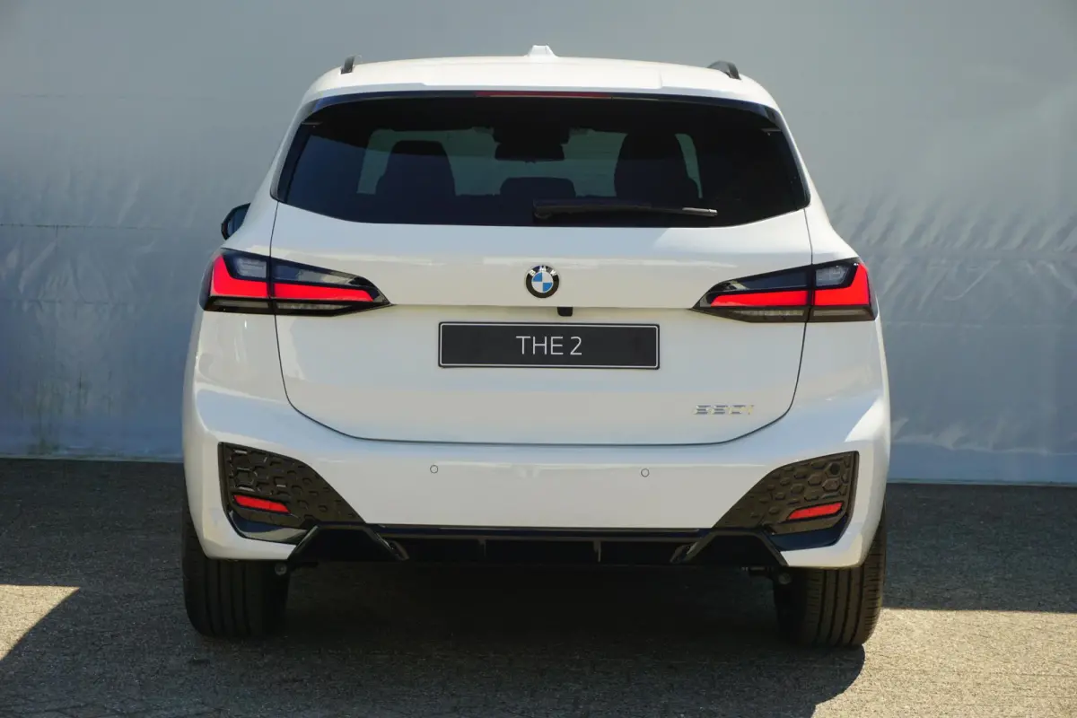 220i | M Sportpakket | Panoramadak | Trekhaak | Harman Kardon | Driving Assistant