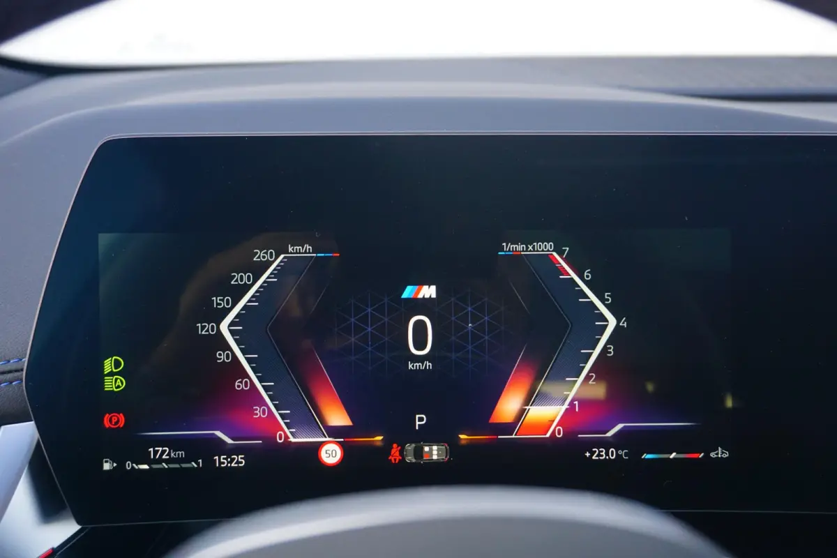 220i | M Sportpakket | Panoramadak | Trekhaak | Harman Kardon | Driving Assistant