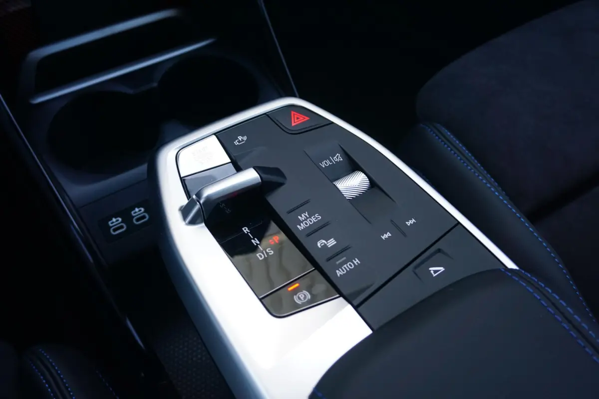 220i | M Sportpakket | Panoramadak | Trekhaak | Harman Kardon | Driving Assistant