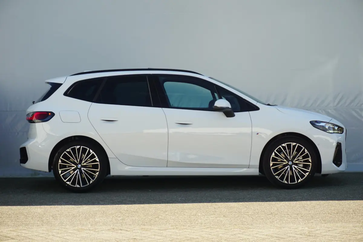 220i | M Sportpakket | Panoramadak | Trekhaak | Harman Kardon | Driving Assistant