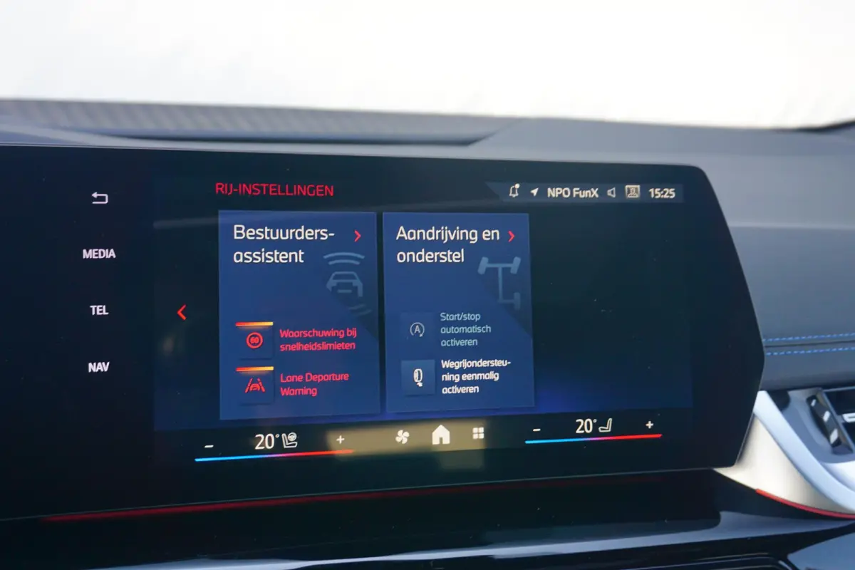 220i | M Sportpakket | Panoramadak | Trekhaak | Harman Kardon | Driving Assistant