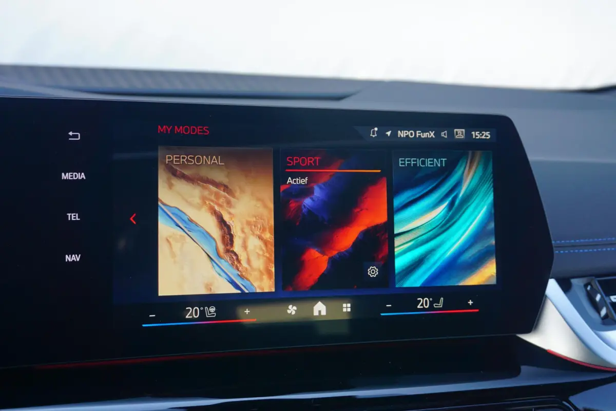 220i | M Sportpakket | Panoramadak | Trekhaak | Harman Kardon | Driving Assistant