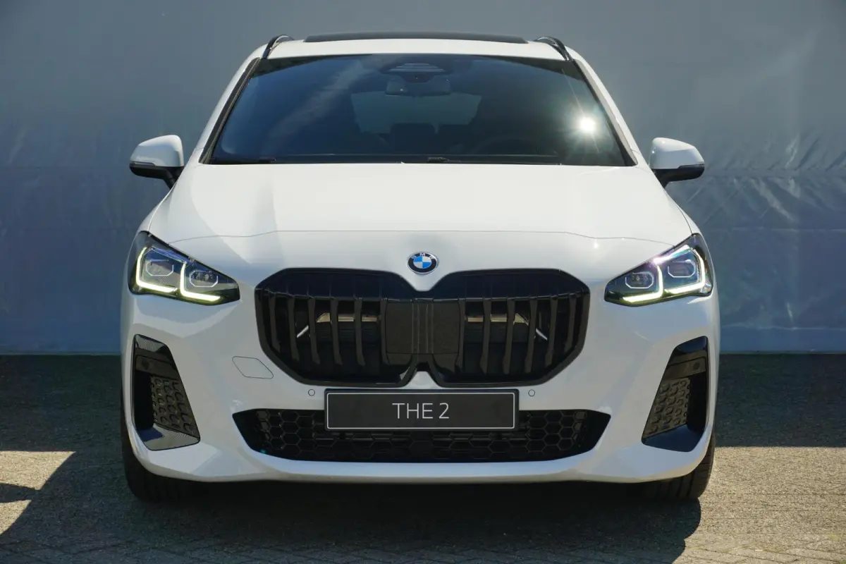 220i | M Sportpakket | Panoramadak | Trekhaak | Harman Kardon | Driving Assistant