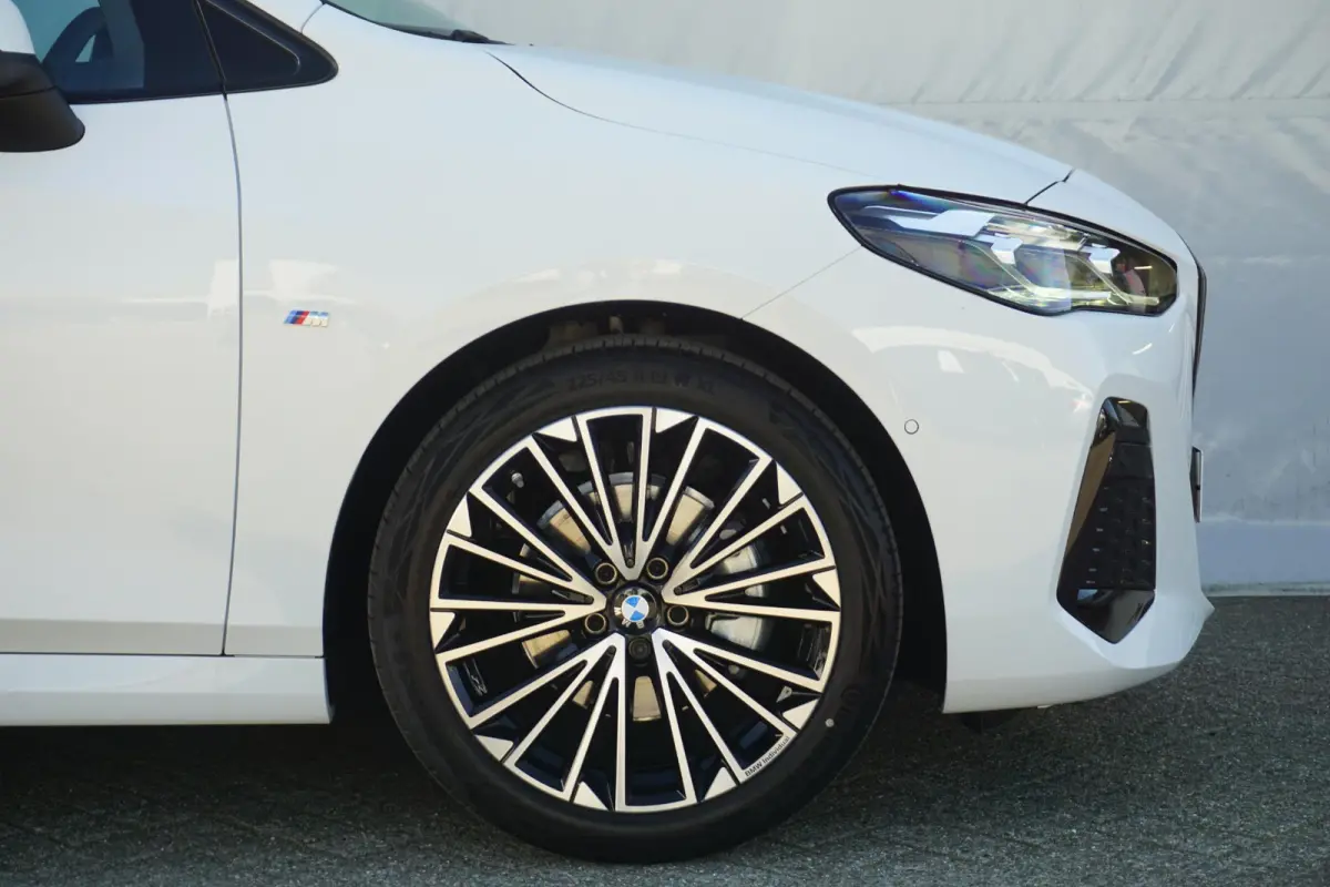 220i | M Sportpakket | Panoramadak | Trekhaak | Harman Kardon | Driving Assistant