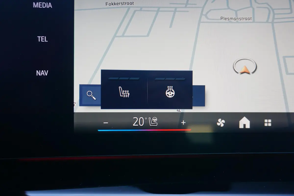 220i | M Sportpakket | Panoramadak | Trekhaak | Harman Kardon | Driving Assistant