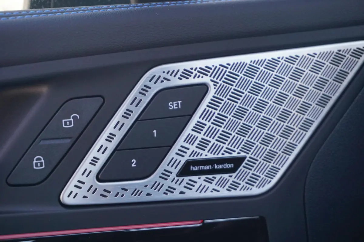 220i | M Sportpakket | Panoramadak | Trekhaak | Harman Kardon | Driving Assistant