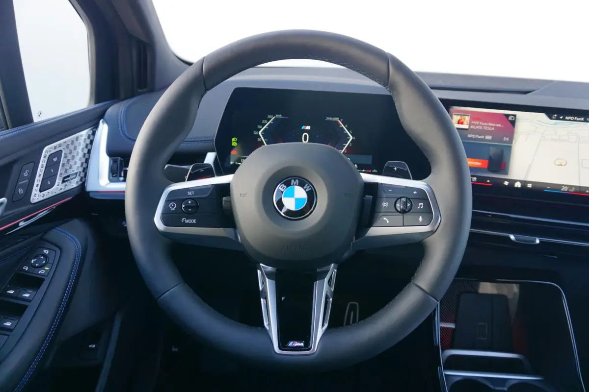 220i | M Sportpakket | Panoramadak | Trekhaak | Harman Kardon | Driving Assistant