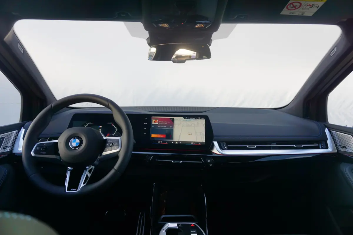 220i | M Sportpakket | Panoramadak | Trekhaak | Harman Kardon | Driving Assistant